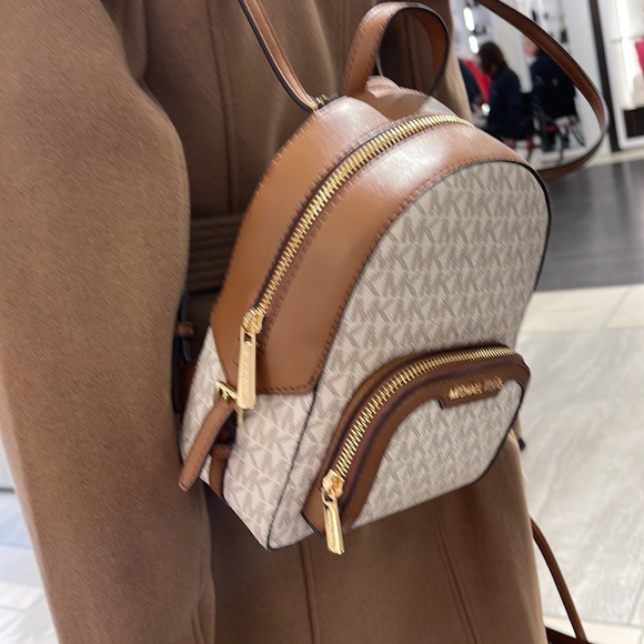 Michael Kors Ladies Backpack Bag Jaycee XS Conv Zip Backpack Vanilla - Picture 5 of 16